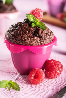 Pembe bir arka plan üzerinde tatlı çikolatalı kek