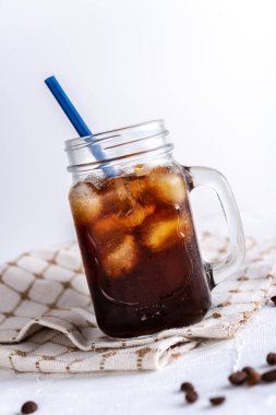 Soğuk bira kahve beyaz arka plan üzerinde