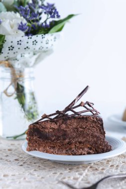 Parlak zemin üzerine çikolatalı kek