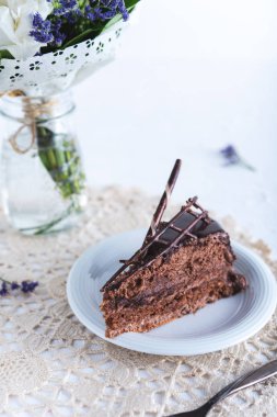 Parlak zemin üzerine çikolatalı kek