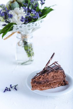 Parlak zemin üzerine çikolatalı kek