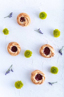 Parlak zemin üzerine lezzetli kurabiyeler