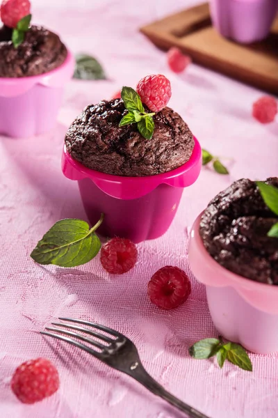 Pembe bir arka plan üzerinde tatlı çikolatalı kek