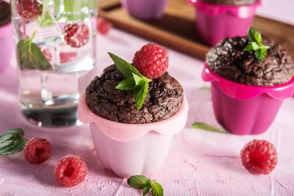 ピンクの背景に甘いチョコレート ケーキ — ストック写真