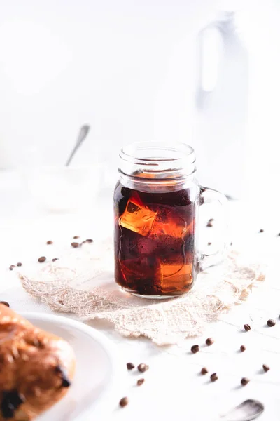 Café Cold Brew Sobre Fondo Blanco — Foto de Stock