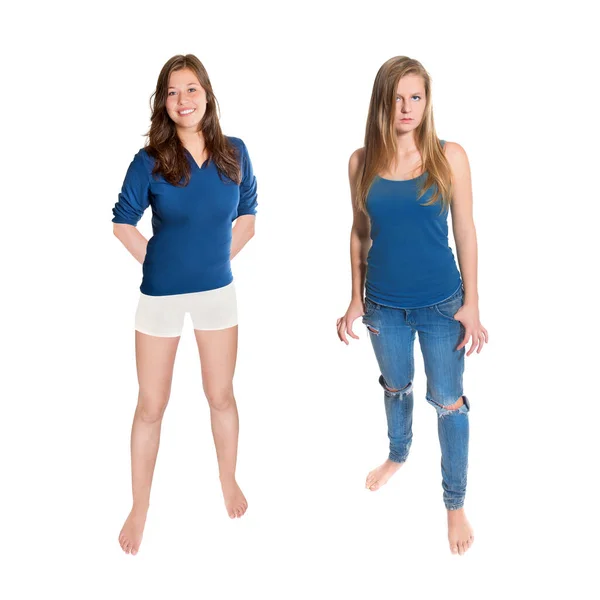 Twee Blootsvoets Tienermeisjes Dragen Casual Kleding Volledige Lengte Portretten Geïsoleerd — Stockfoto