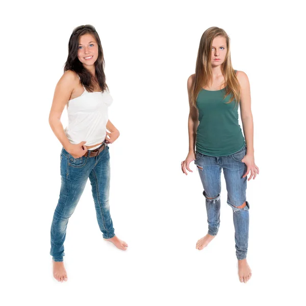 Full Längd Porträtt Två Vackra Flickor Bär Blå Jeans Och — Stockfoto