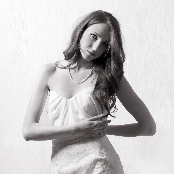 Jovem Mulher Altamente Atraente Vestindo Vestido Branco Elegante Foto Monocromática — Fotografia de Stock