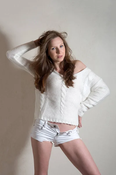 Retrato Moda Uma Mulher Muito Magra Vestindo Shorts Brancos Pulôver — Fotografia de Stock