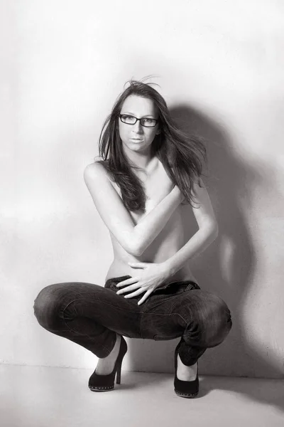 Retrato Moda Monocromática Una Mujer Atractiva Con Jeans Gafas Tacones — Foto de Stock