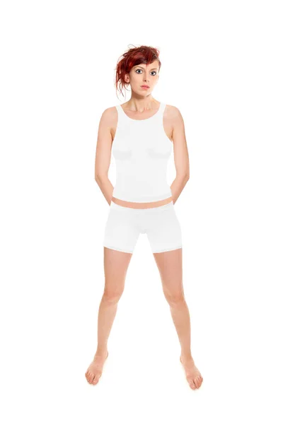ショートパンツやシャツを着た魅力的な女性の完全な長さの肖像画 白い背景の前に隔離されたスタジオ写真 — ストック写真