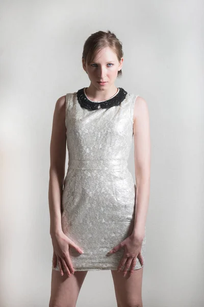 Modeporträt Einer Attraktiven Jungen Frau Einem Kurzen Weißen Kleid Vor — Stockfoto