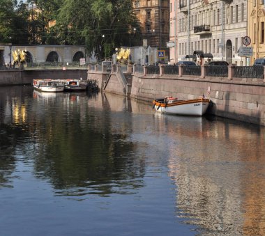 Sabah Griboyedov kanal. Bir arka plan üzerinde - Bankovsky Köprüsü. St.Petersburg, Rusya Federasyonu