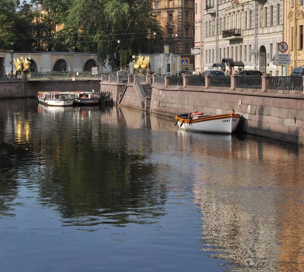 Mañana Canal Griboyedov Sobre Fondo Puente Bankovsky San Petersburgo Rusia — Foto de Stock