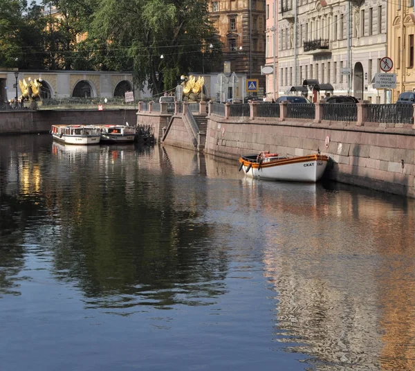 Rano Kanał Gribojedowa Tle Most Bankovsky Petersburg Federacja Rosyjska — Zdjęcie stockowe