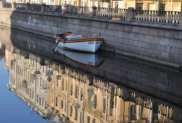 Das Boot Auf Dem Gribojedow Kanal Morgen — Stockfoto