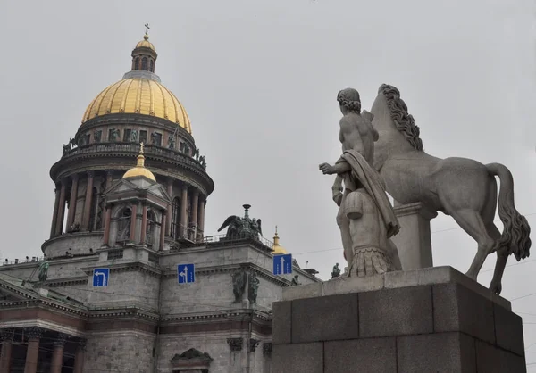 Kubbe St. Isaac's Katedrali, işte Konnogvardeysky modacı giriş önce bir atı ehlileştirmek genç adam heykeli ön planda. St.Petersburg, Rusya Federasyonu. 