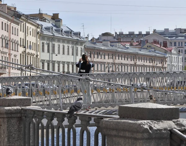 Das Mädchen Fotografiert Wie Auf Der Brücke Der Innenstadt Steht — Stockfoto