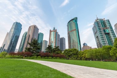 Şehir Parkı ve patika içinde modern binanın shanghai Finans Merkezi