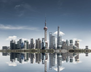 Skyline karşı bir güneşli gökyüzü ve yansıma, soyut metropolis cityscape Şanghay