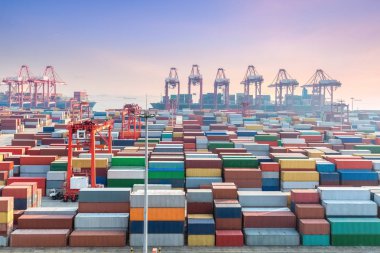 konteyner terminali'nde günbatımı shanghai, konteyner bahçe ve okyanus vapur yükleme ve boşaltma