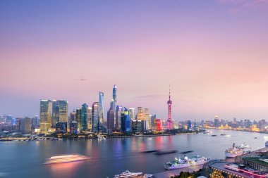 pembe bir gökyüzü manzarası içinde gece shanghai