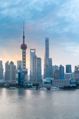 sabah, pudong finans merkezi ve huangpu Nehri Cityscape closeup Şanghay