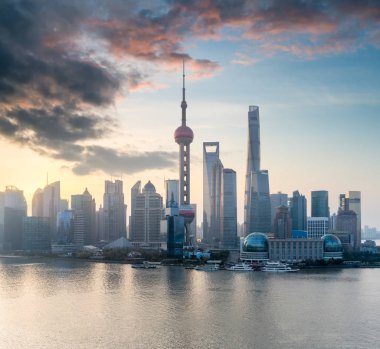 Cityscape sabah ışıma, güzel pudong finans merkezi ve huangpu Nehri ile shanghai