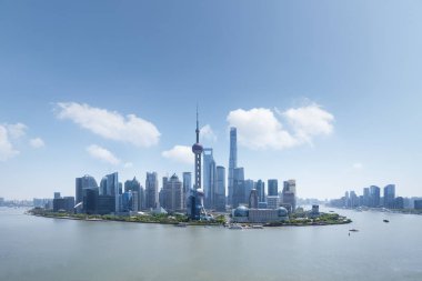 mavi gökyüzü, bir ada gibi yüksek açılı görünüş karşı Finans Merkezi Şanghay