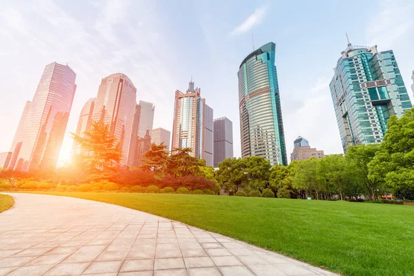 Parque Ciudad Césped Sendero Con Edificio Moderno Atardecer Shanghai —  Fotos de Stock