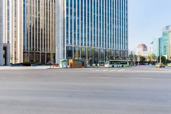 市アスファルト道路の近代的なオフィスビルの背景と上海します — ストック写真