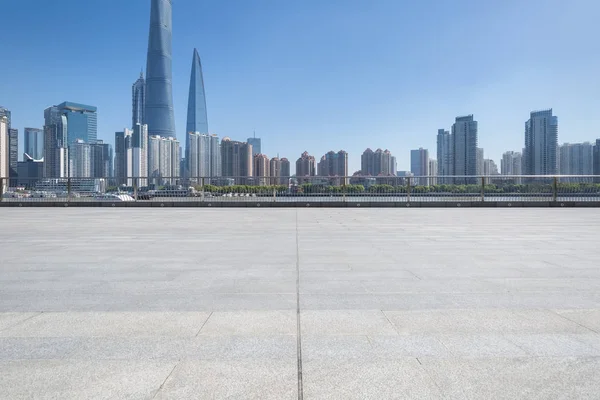 黄浦江边的上海城市景观与空花岗岩砖地板 — 图库照片