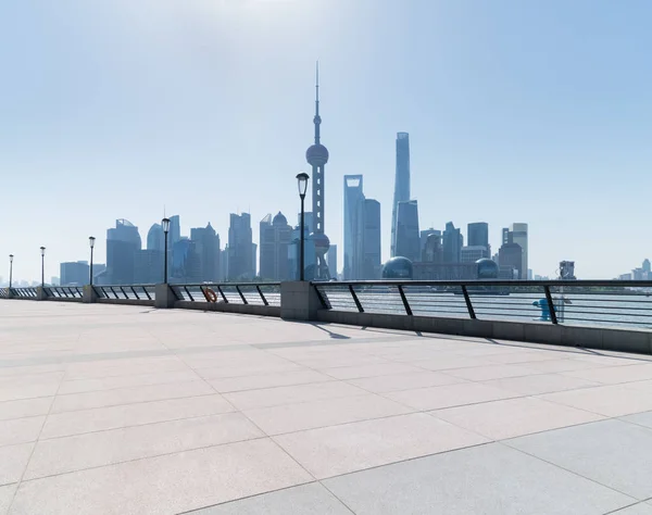 上海のスカイライン 昼間空床と黄浦江沿いの手すり — ストック写真