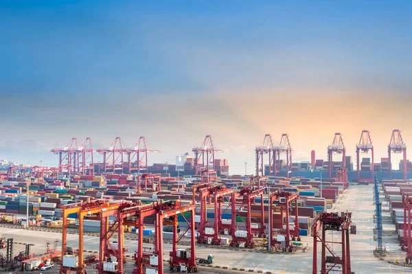 中国黄昏上海货柜码头 — 图库照片