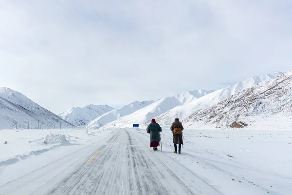 Deux Pèlerins Sur Plateau Enneigé Tibet — Photo