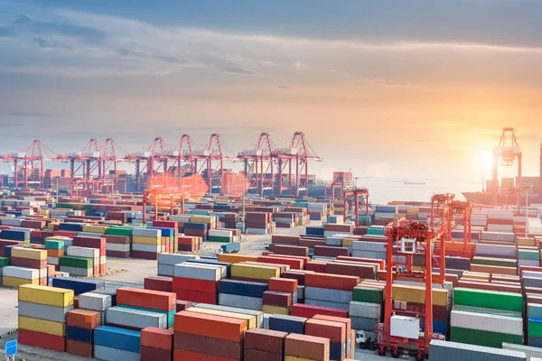 konteyner terminali'nde günbatımı Şanghay