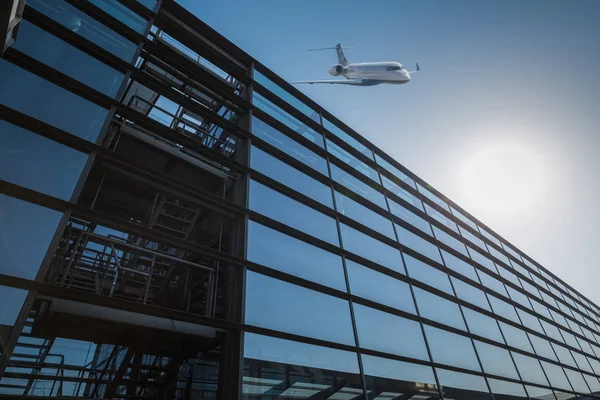 Glasgebäude Und Flugzeug Auf Modernem Flughafen — Stockfoto