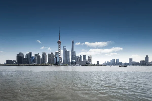 Skyline Shanghai Fiume Huangpu Contro Cielo Blu — Foto Stock
