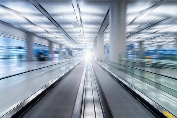 Escaliers Roulants Dans Terminal Aéroport Flou Dynamique — Photo
