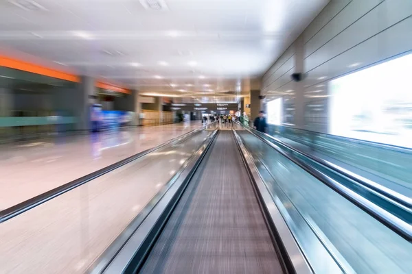 Escaliers Roulants Dans Passerelle Aéroport Avec Flou Mouvement — Photo