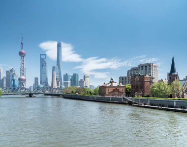 güzel güneşli gökyüzü karşı cityscape shanghai, görüntülemek suzhou Nehri, Çin