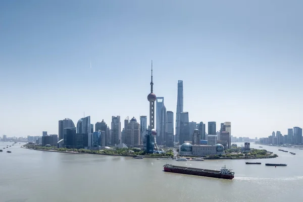 美しい上海の昼間 浦東のスカイラインと黄の川の景観 — ストック写真