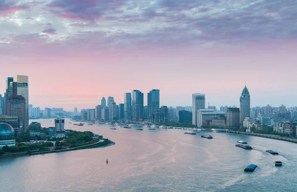 美しい黄浦江川ベンド上海バラ色の夜明けの風景 — ストック写真
