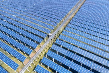 Güneş enerjisi, fotovoltaik güç istasyonu arka plan havadan görünümü