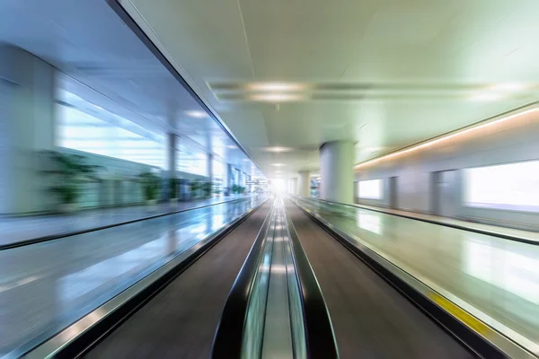 Moderno Movimiento Escalera Mecánica Desenfoque Fondo Abstracto Terminal Del Aeropuerto —  Fotos de Stock