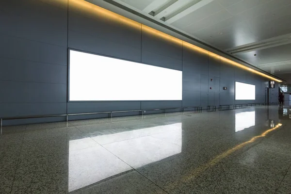 Caja Luz Publicitaria Blanco Pasillo Terminal Del Aeropuerto —  Fotos de Stock