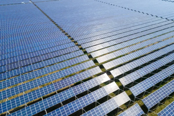 Güneş Enerjisi Santrali Havadan Görünümü — Stok fotoğraf