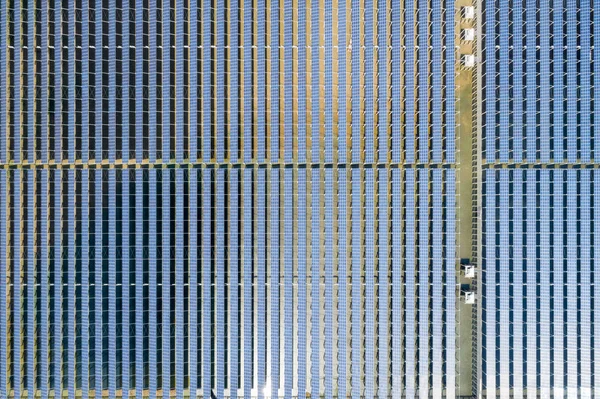 Vista Aérea Estación Generación Energía Solar Ordenada Cuidadosamente —  Fotos de Stock