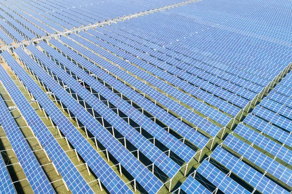 Vue Aérienne Des Panneaux Solaires Dans Centrale Énergie Propre — Photo