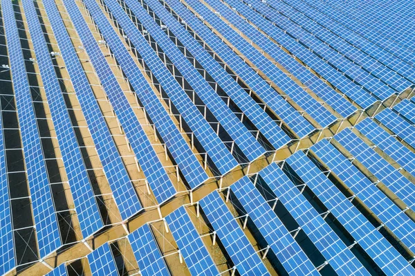 Воздушный Обзор Солнечных Батарей Чистой Энергетической Станции — стоковое фото